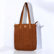 Afbeelding in Gallery-weergave laden, Totebag geweven (afval)leer - bruin