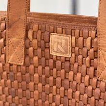 Afbeelding in Gallery-weergave laden, Totebag geweven (afval)leer - bruin