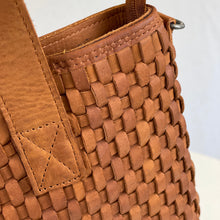 Afbeelding in Gallery-weergave laden, Totebag geweven (afval)leer - bruin