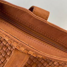 Afbeelding in Gallery-weergave laden, Totebag geweven (afval)leer - bruin