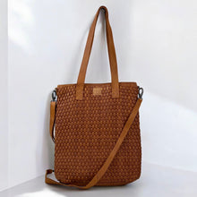 Afbeelding in Gallery-weergave laden, Totebag geweven (afval)leer - bruin
