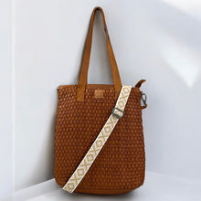 Afbeelding in Gallery-weergave laden, Totebag geweven (afval)leer - bruin