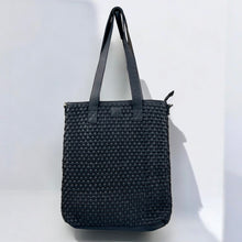 Afbeelding in Gallery-weergave laden, Totebag geweven (afval)leer - zwart