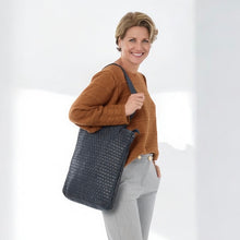 Afbeelding in Gallery-weergave laden, Totebag geweven (afval)leer - zwart