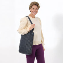 Afbeelding in Gallery-weergave laden, Totebag geweven (afval)leer - zwart