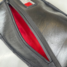 Afbeelding in Gallery-weergave laden, Heuptasje - autoband Buitenbeentje