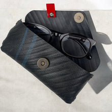 Afbeelding in Gallery-weergave laden, Brillenkoker Autoband Buitenbeentje