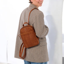 Afbeelding in Gallery-weergave laden, Rugzak van geweven (afval)leer