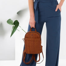 Afbeelding in Gallery-weergave laden, Rugzak van geweven (afval)leer