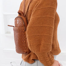 Afbeelding in Gallery-weergave laden, Rugzak van geweven (afval)leer