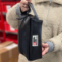 Afbeelding in Gallery-weergave laden, Toilettas Autoband Buitenbeentje