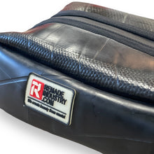 Afbeelding in Gallery-weergave laden, Toilettas Autoband Buitenbeentje