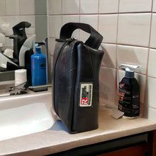 Afbeelding in Gallery-weergave laden, Toilettas Autoband Buitenbeentje