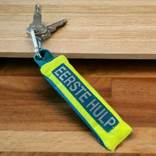 Afbeelding in Gallery-weergave laden, Ambulance EERSTE HULP sleutelhanger geel