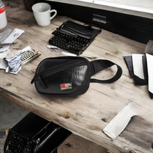 Afbeelding in Gallery-weergave laden, Heuptasje - autoband Buitenbeentje