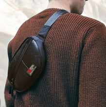 Afbeelding in Gallery-weergave laden, Heuptasje - autoband Buitenbeentje