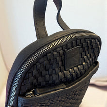 Afbeelding in Gallery-weergave laden, Rugzak van geweven (afval)leer