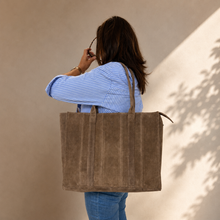 Afbeelding in Gallery-weergave laden, The Everyday Suède Tote
