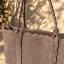Afbeelding in Gallery-weergave laden, The Everyday Suède Tote
