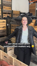 Video laden en afspelen in Gallery-weergave, Politie weekendtas leer
